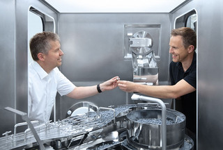 Zuverlässiger Partner People talk on a Bausch+Ströbel machine